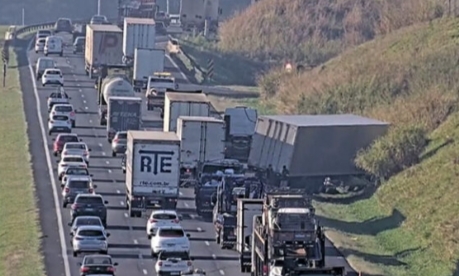 Acidente envolvendo caminhão deixa trânsito congestionado na Bandeirantes